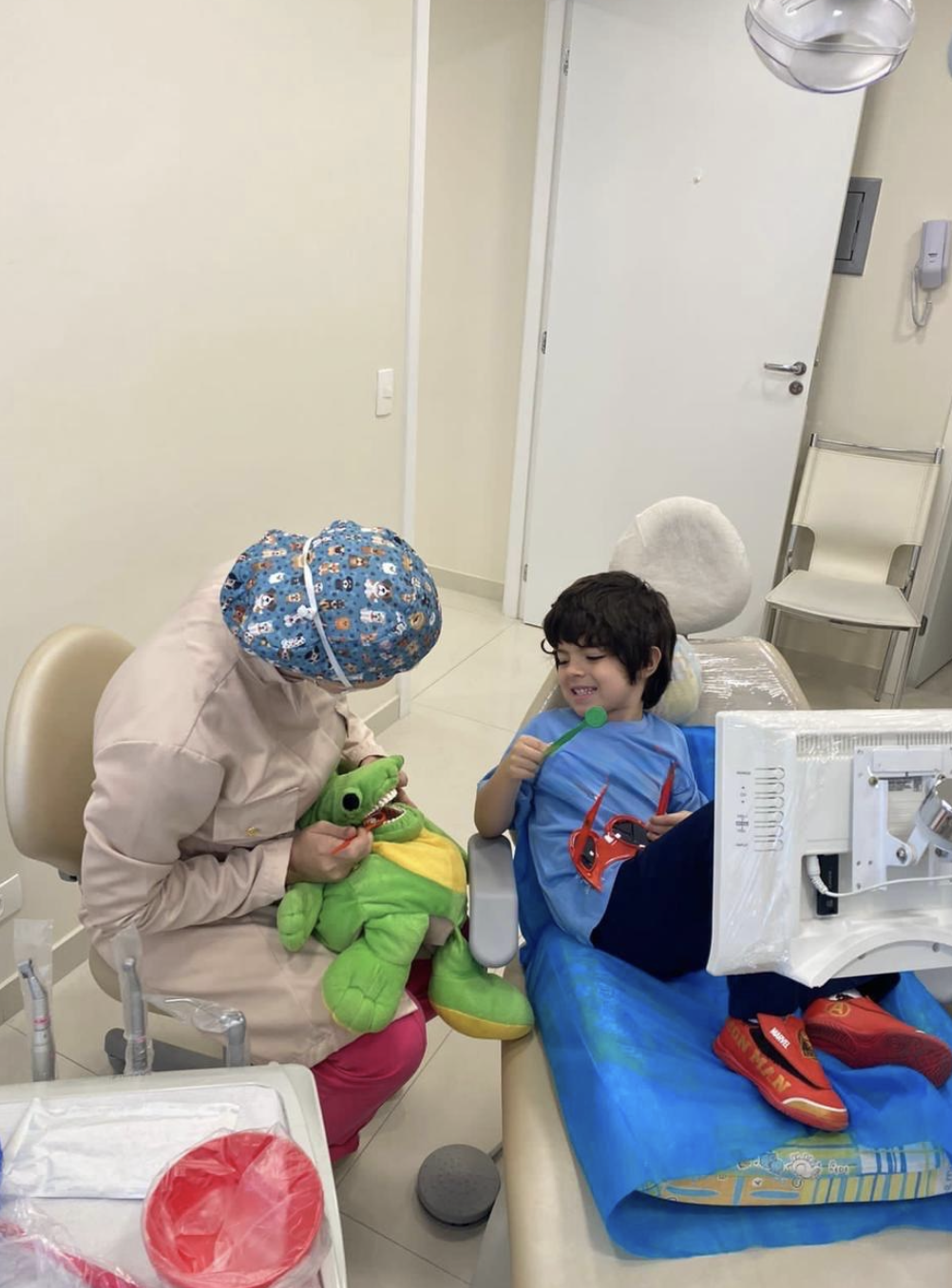 Menino sorrindo enquanto participa da consulta odontológica